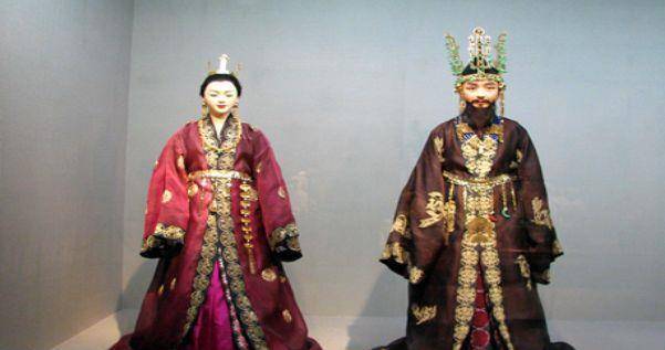 在婚丧上和日本人很接近,渤海国则是靺韍遗风,而新罗人和他们谁都不像