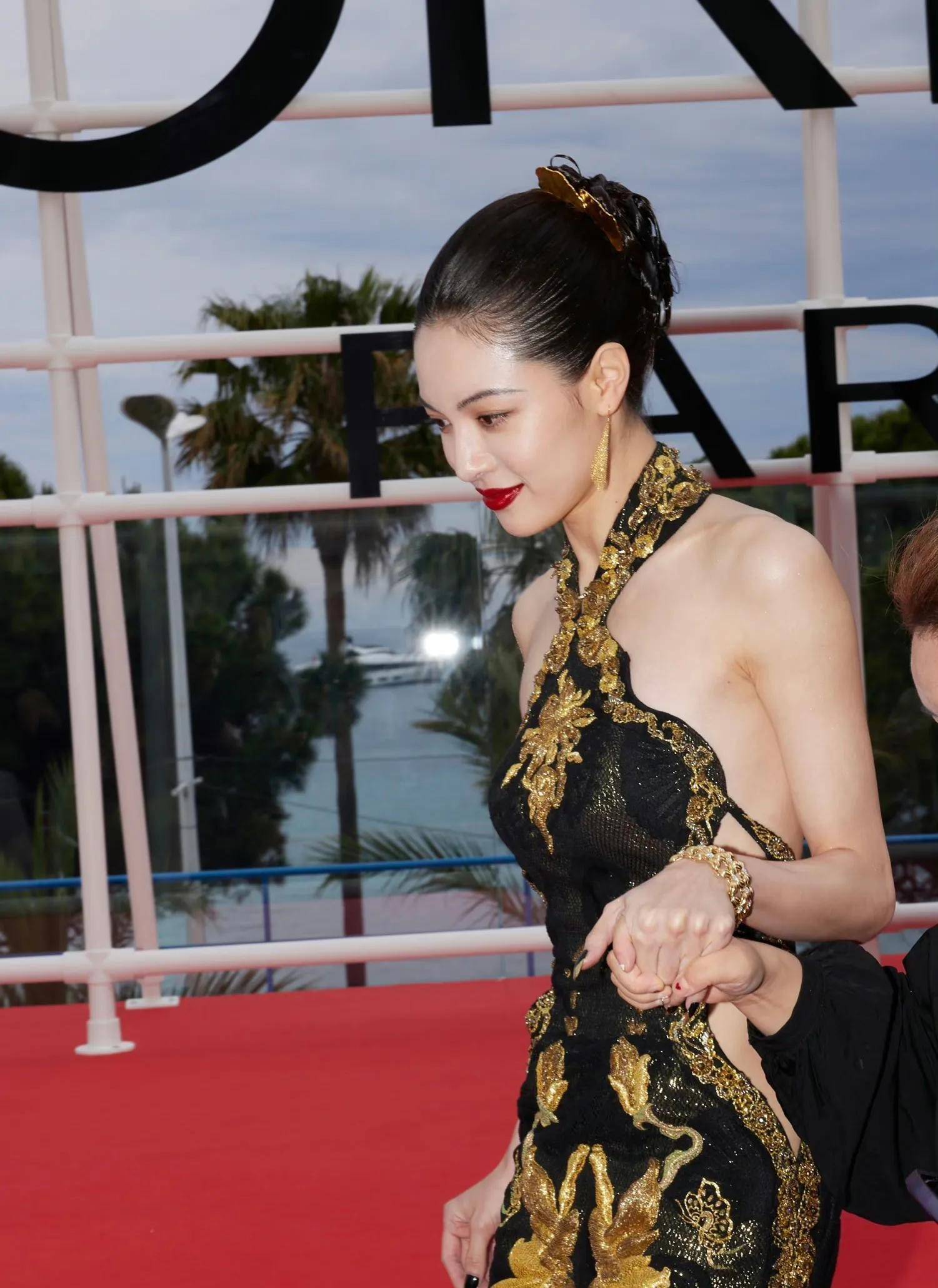 钟楚曦首次亮相戛纳红毯,中式旗袍惊艳全场!现在的网友是最棒的!