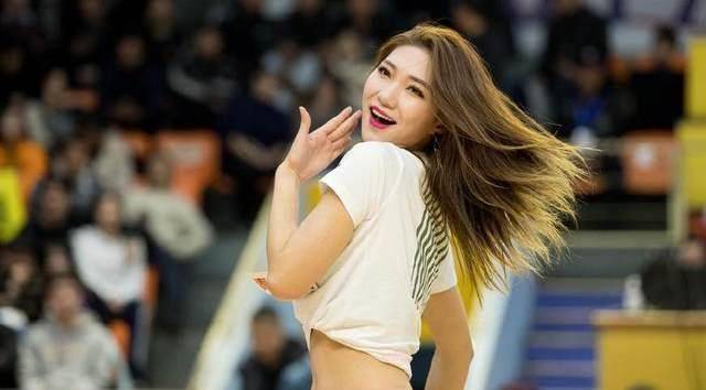 cba榜首篮球宝贝身在浙江心系纽约,腰上的印是秋裤勒得吗?