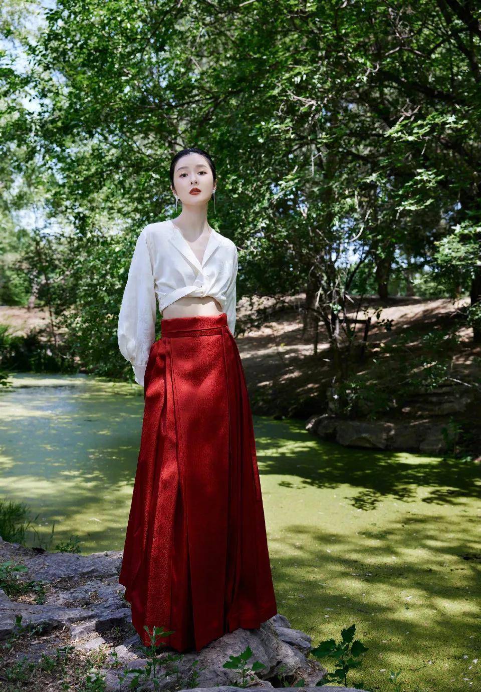 徐娇华表奖再穿马面裙 红裙娇艳又妩媚 将时尚与传统相结合优雅大气_