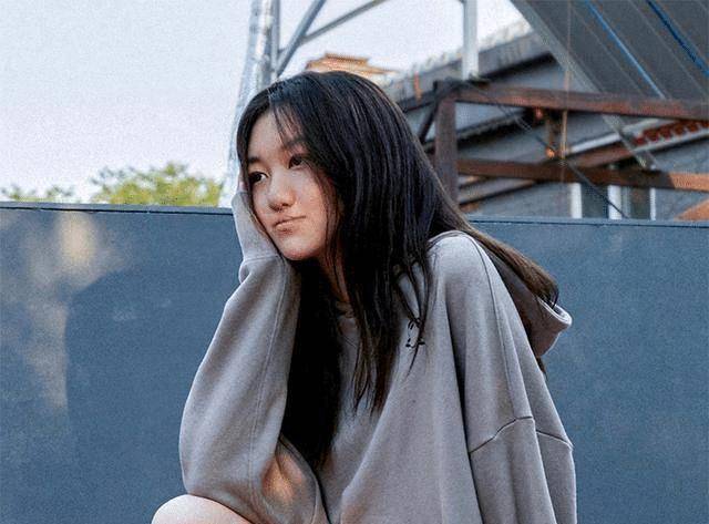 王菲女儿李嫣17岁照片曝光,真是大变样_时尚_印花_优点