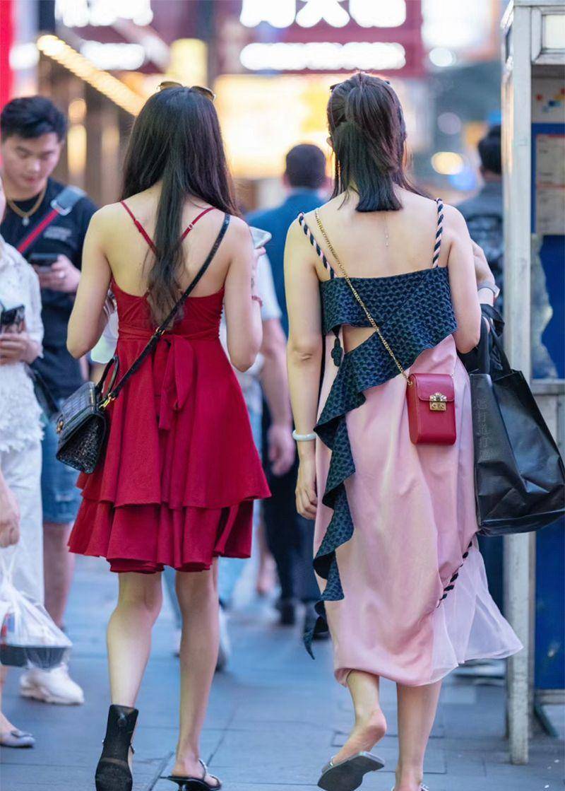 被香港女生街拍惊艳到:衣穿牛仔,鞋穿浅口,减龄洋气又时髦