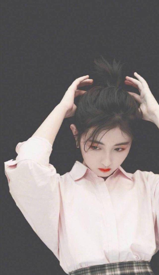 张子枫抱狗姿势超温柔,年轻却"老戏骨",大家为何都如此爱她?