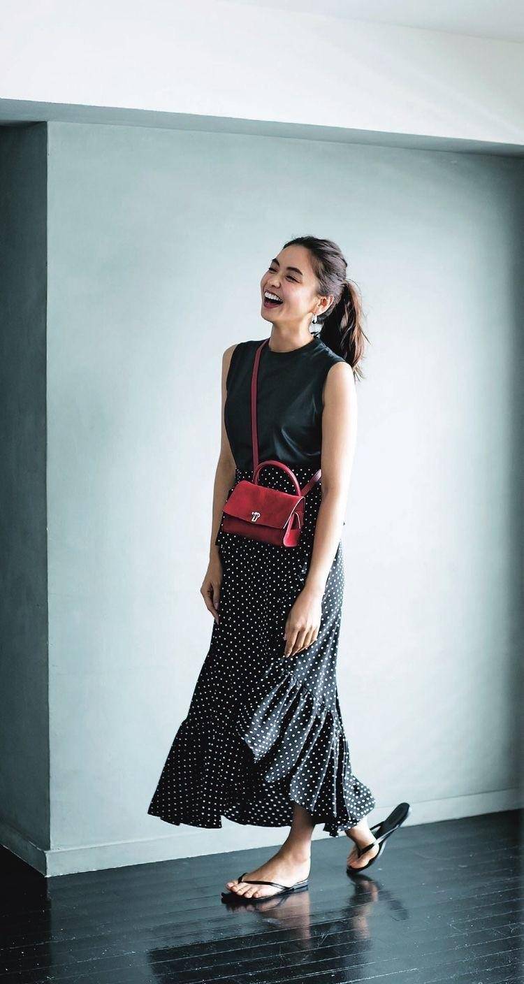 t恤 半身裙,夏季最有女人味的穿搭,谁穿谁美_白色_休闲_凉鞋