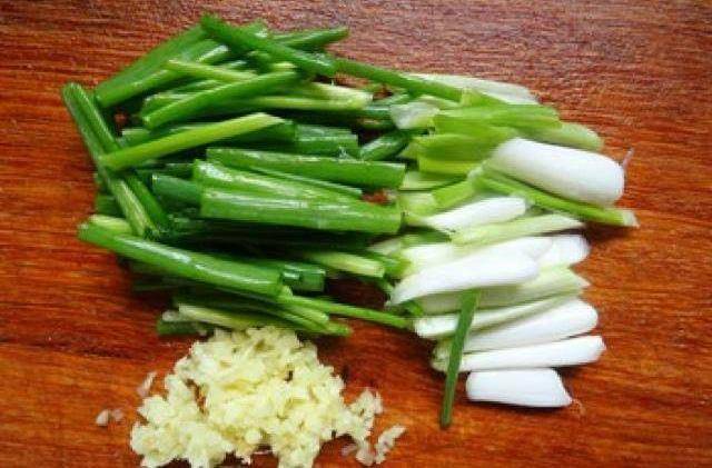 开背挑出虾线新鲜对虾剪刀减掉胡须虾腿(步足)和腹部的游泳足详细步骤