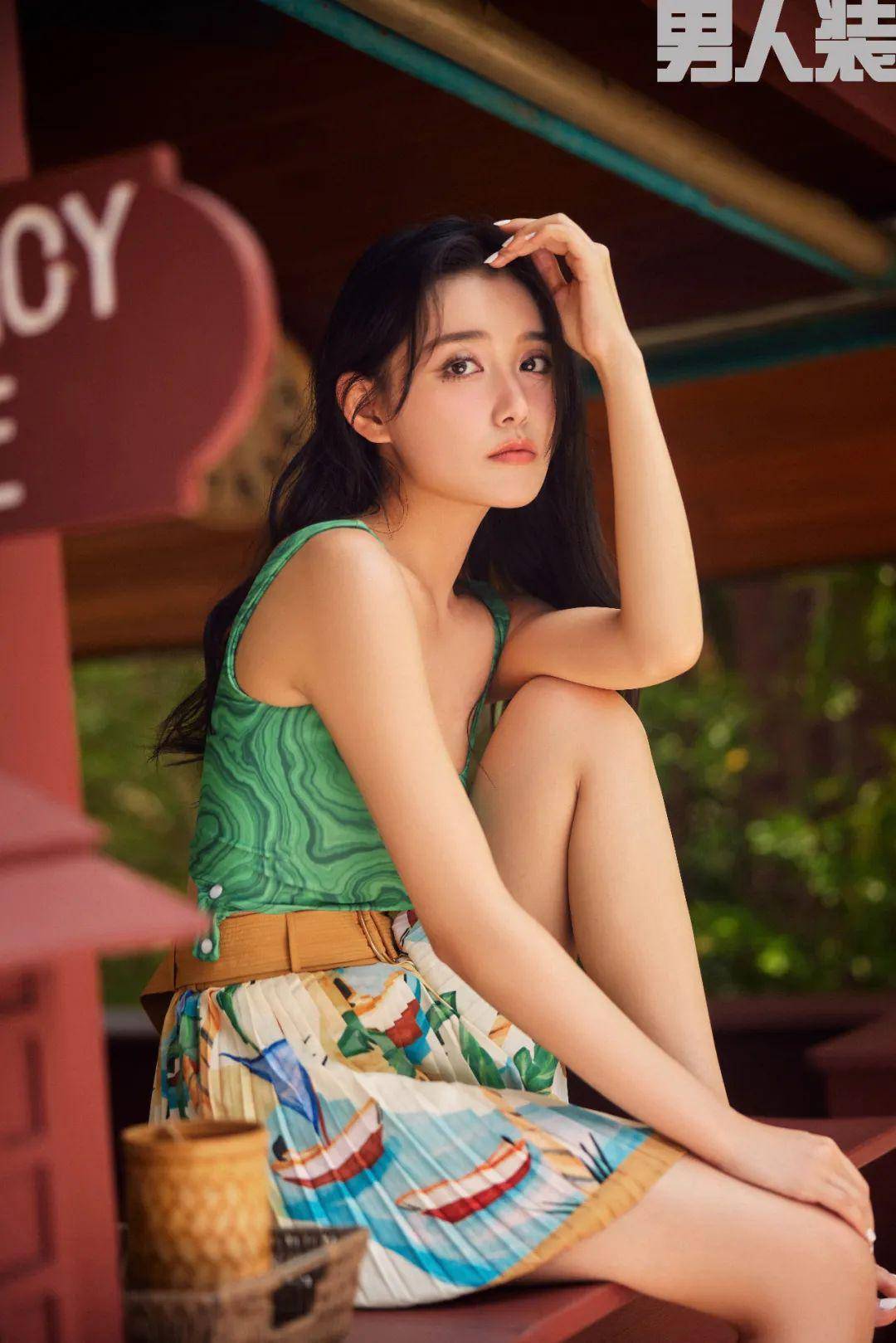 22岁蒋依依《男人装》五月封面,粉红抹身材超短热裙,演绎少女时尚