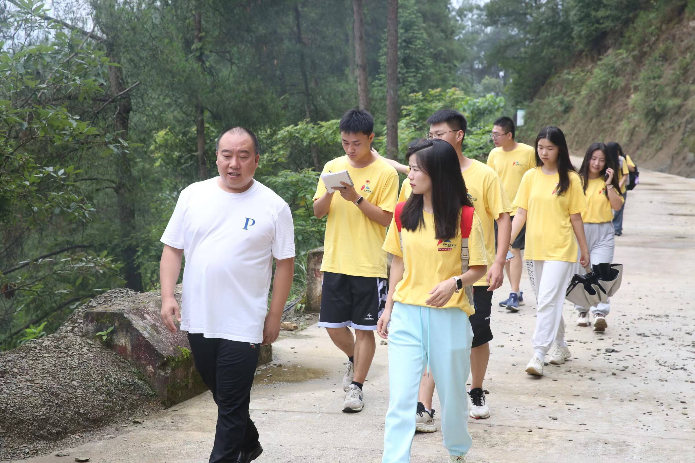 图为卢书记带领志愿者前往李子园 寇贵评 摄