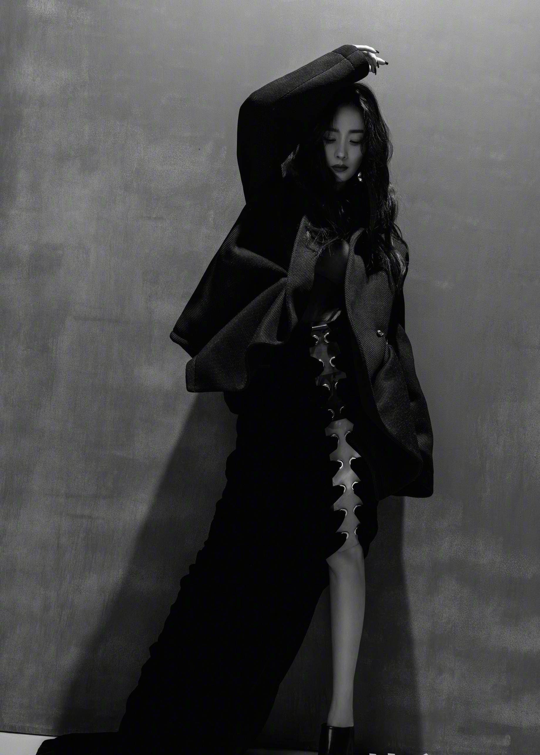 摩登女郎杨幂在黑白风格大片中惊艳亮相,粉色与黑色的搭配超时尚!