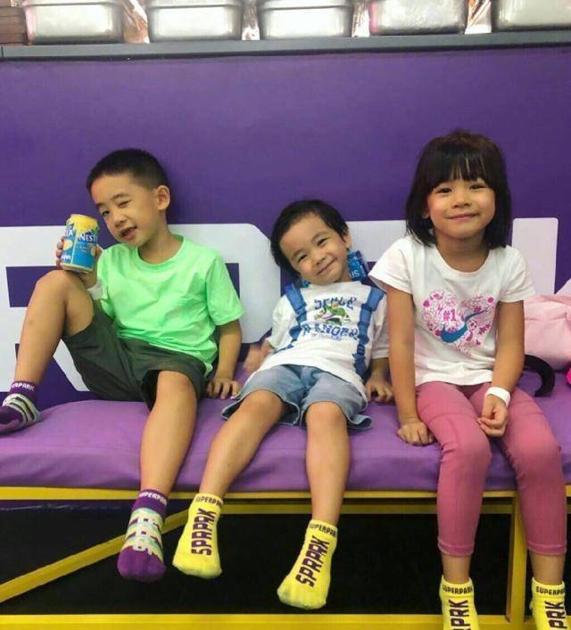 6岁jasper近照,荧光绿配短裤依旧可爱呆萌,肉肉肚子长胖不少_陈小春