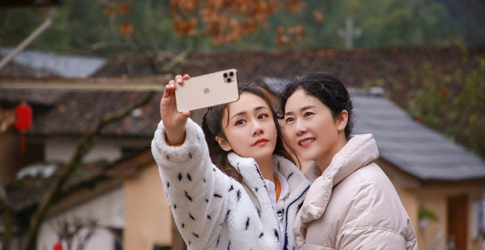 郑钧老婆刘芸晒妈妈靓照,62岁仍显年轻被赞娱乐圈最美丈母娘_观众