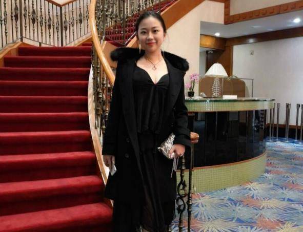 都说女大十八变越变越好看,现在的凌美雪的扮演者黄安仪,非常成熟有