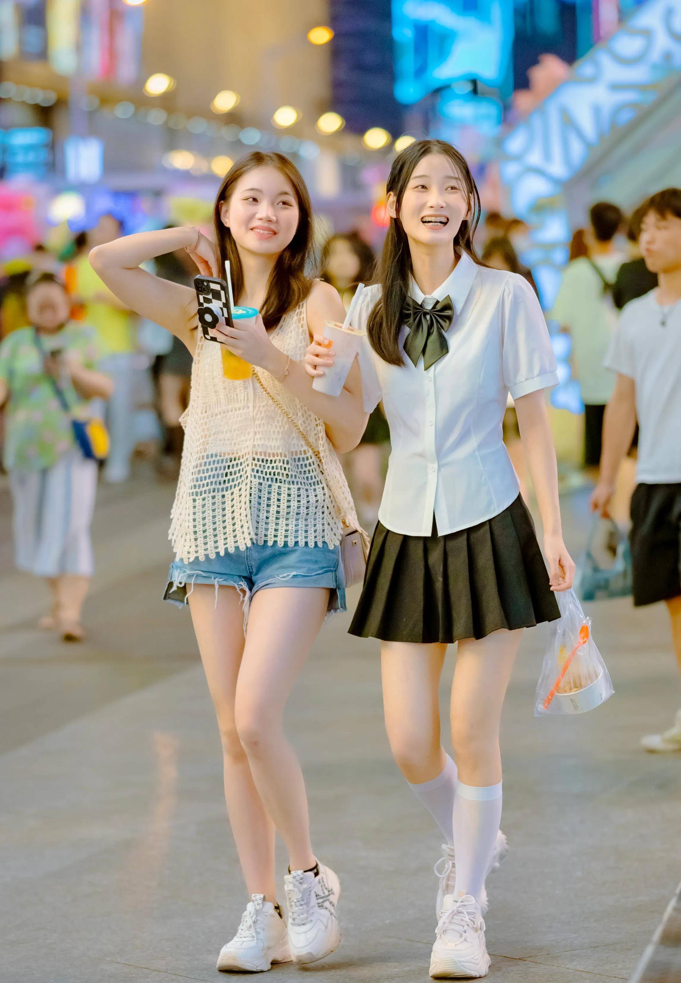 长沙的街拍让我很惊讶!"短裙 运动鞋"时尚又让人放心,利润率很高