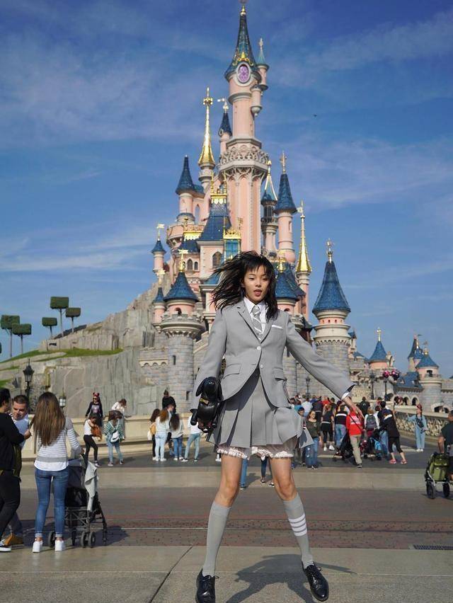 30岁雎晓雯现身米兰街头,宽松针织搭配哈伦裤,少女模