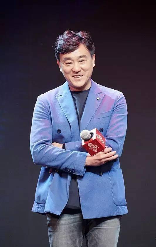 何冰是欢乐担当下代的年轻演员们,在现场分成了白家,鹿家两个阵营.