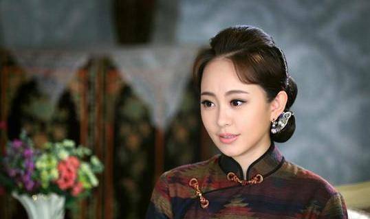 当时夏文珠当时已经40岁,但是她相貌漂亮又显年轻,皮肤白嫩细腻,身材