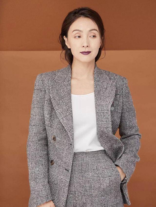 48岁陶虹堪称"冻龄女神",一身粉色西装又a又飒!超霸气_风格_经典_颜色