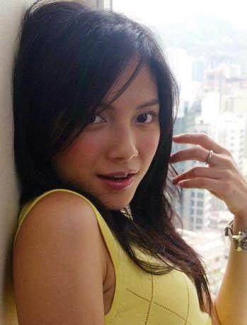 angelababy早年拍摄某杂志花絮,太吓人了,可以去演恐怖片了!