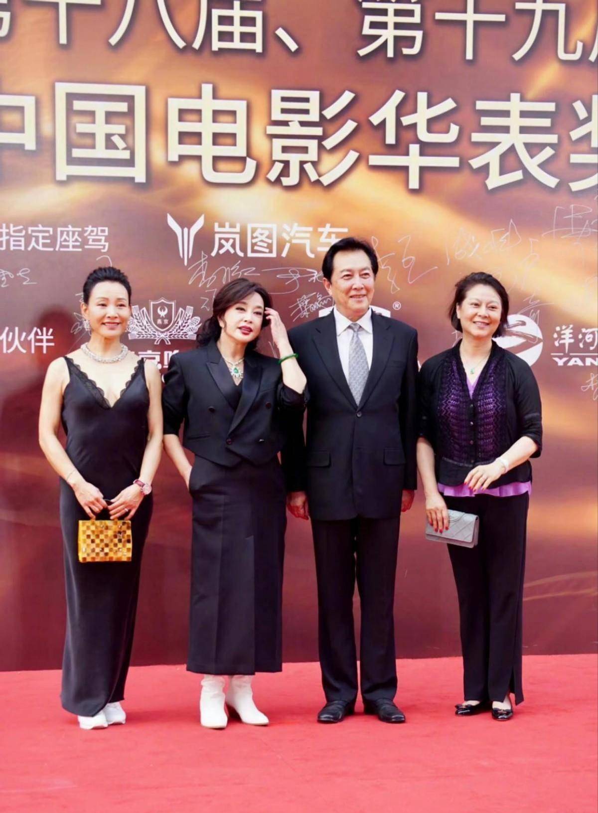 刘晓庆同框陈冲,她衰老明显,62岁陈冲美丽得当美如从前_黑色_衣服