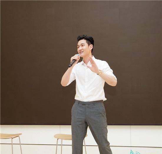 创作新天王周兴哲《终于了解自由》mv上线初尝iphone拍摄滋味_eric