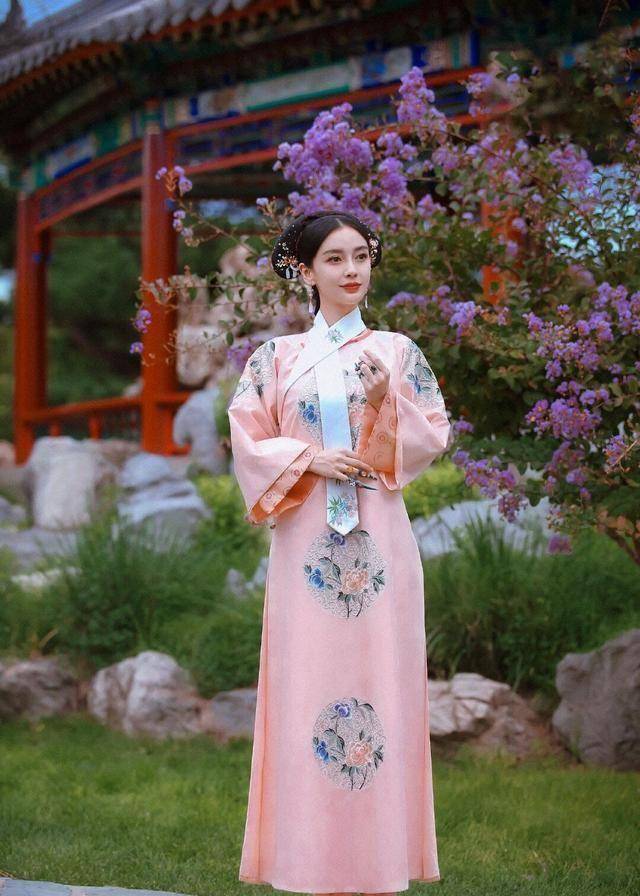 第一次见baby穿清宫服,被她惊艳到了,就像天使降落一样!