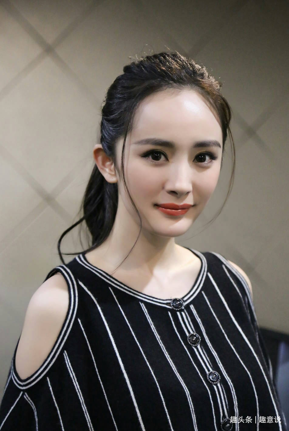 2014年,杨幂参演的《分手大师》,《小时代3》同年上映,周笔畅为其献唱