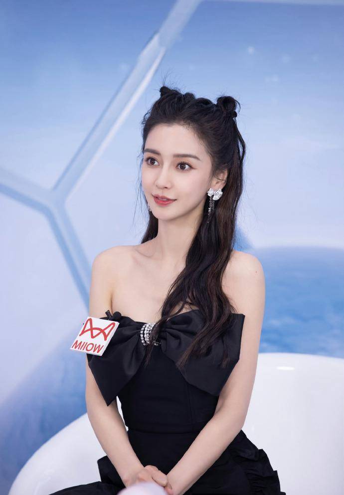 和杨颖造型一样,头发扎起来,绑在脑后,但头顶却扎了两个像猫耳朵一样