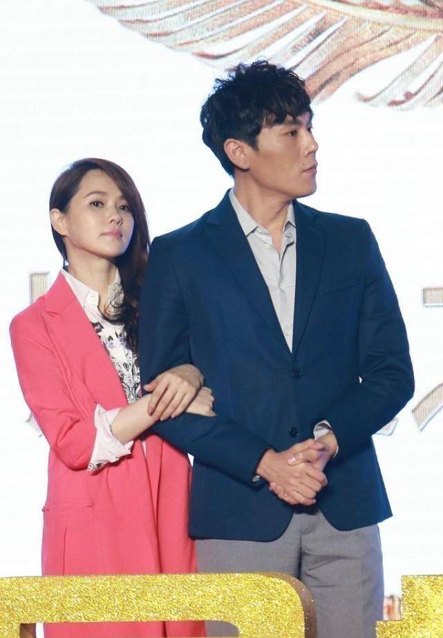 伊能静在老公面前好依人,粉色风衣套装甜美温柔,气质真不赖