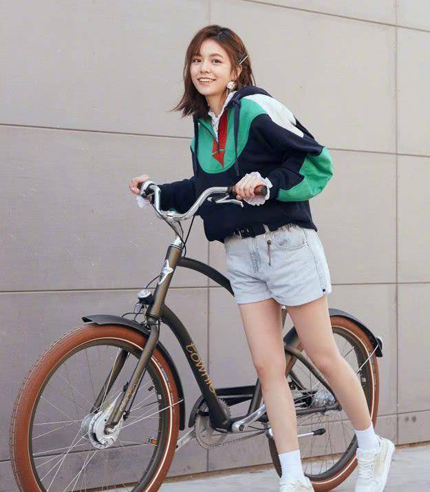 搭配"娇滴滴"牛仔短裤和学生毛衣,宋芸烨彻底放开了本性!