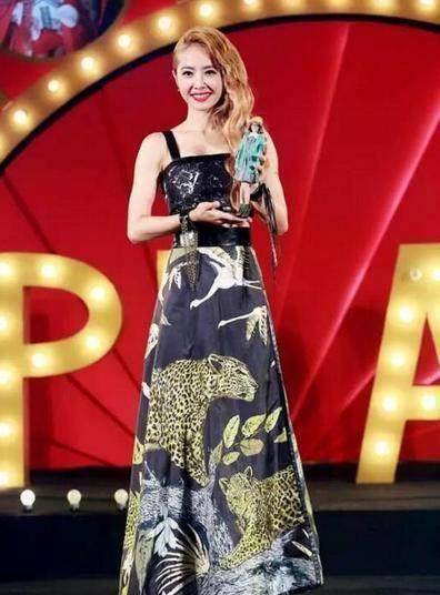 从时尚黑洞到时髦精,36岁蔡依林越活越漂亮!_黑色_长裙_jolin