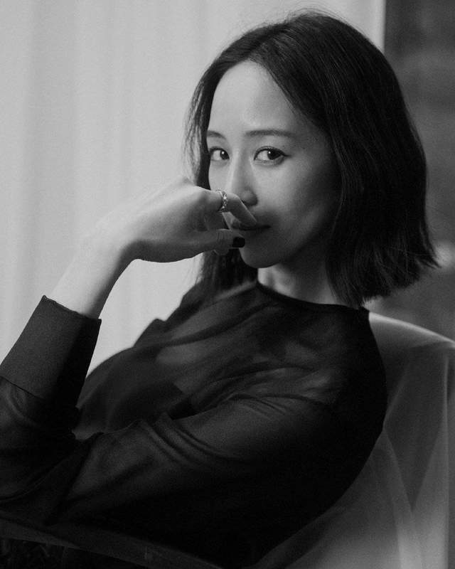 张钧甯上演黑白写真大片,刺绣开叉裙出镜,女神范十足_网友_包括_感情