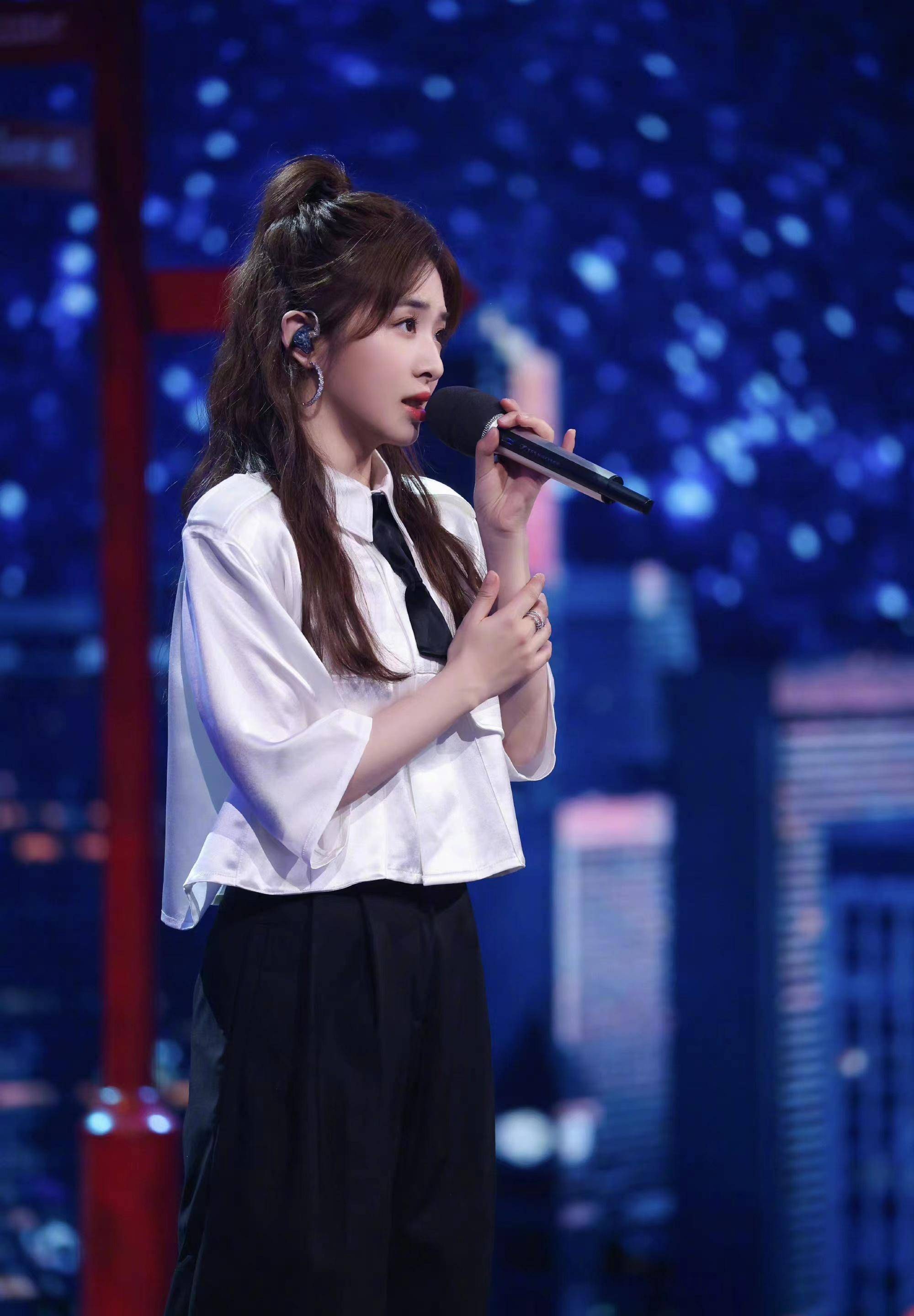 33岁张含韵真甜美,穿白衬衫扎高马尾录节目,美回18岁