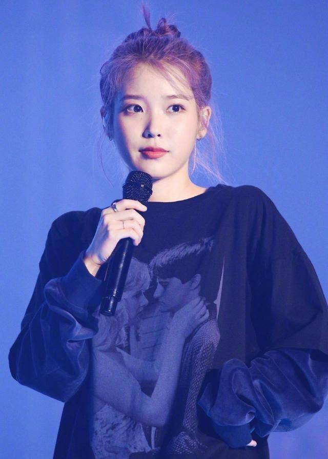 这个造型中iu是披着头发的,身上穿了一件露肩卫衣,有种慵懒和休闲的