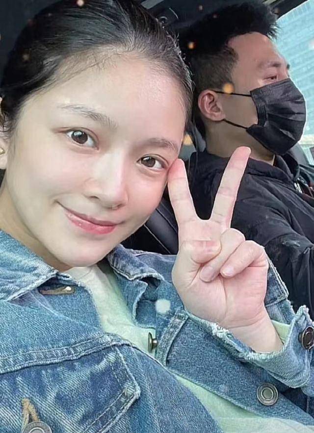 据悉,王灿生产前一个多月跟杜淳返回北京家中录节目,已经选好坐月子的