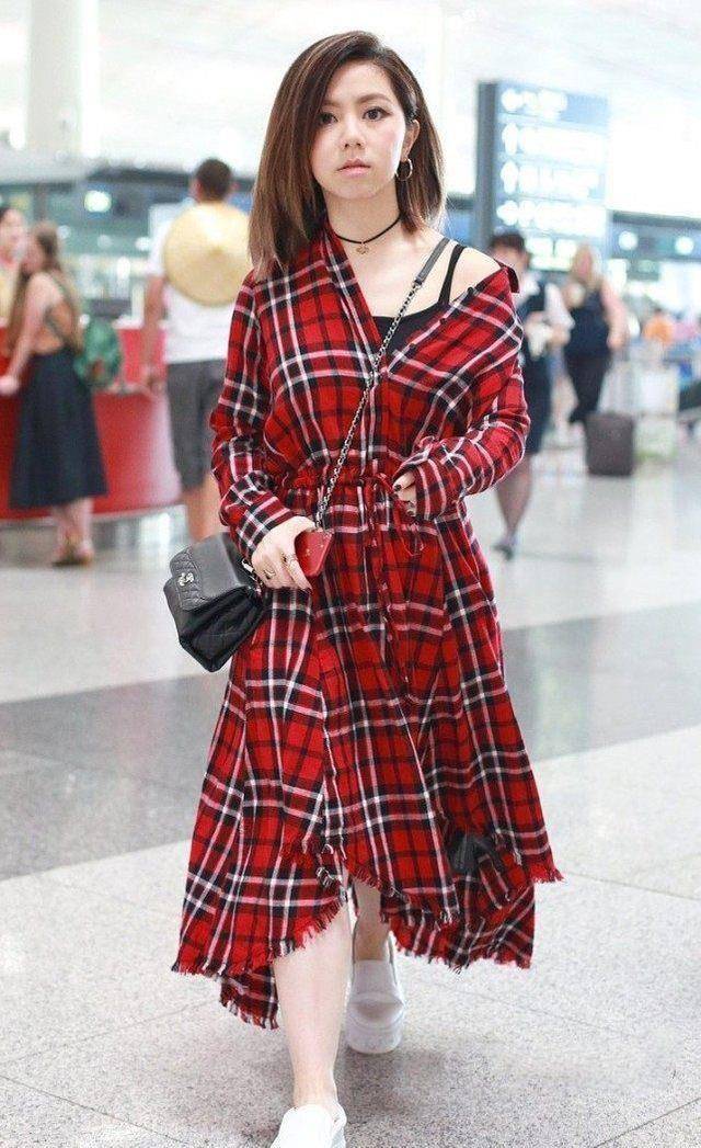 邓紫棋真美,26岁邓紫棋穿黄色开叉长裙,网友:这比穿皮裤美太多_时尚