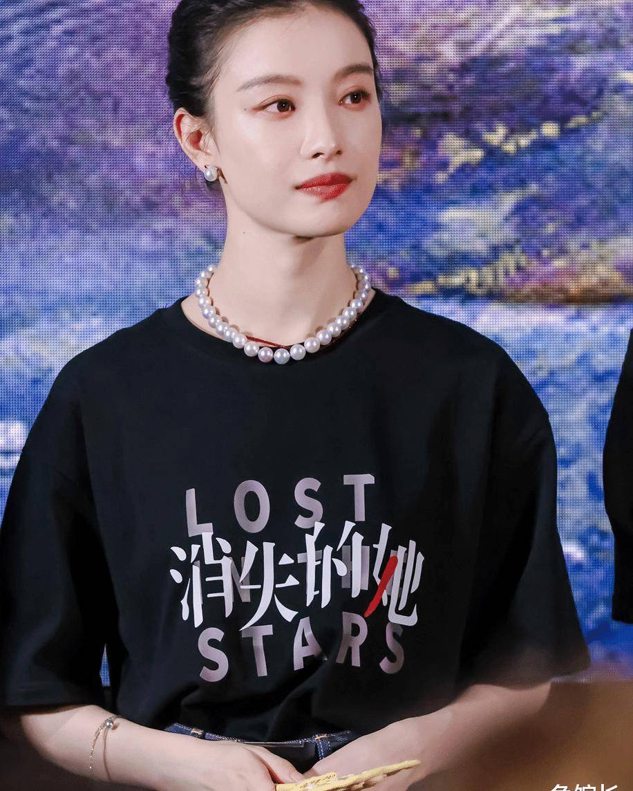 恐怕演技再好,也救不回"疯狂擦边"的倪妮_张艺谋_因为_李宇春