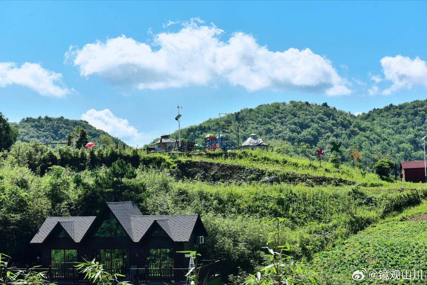 镇巴"草坝"享受22度清凉,看日出赏云海,探秘巴山原始木竹林_天空_游客