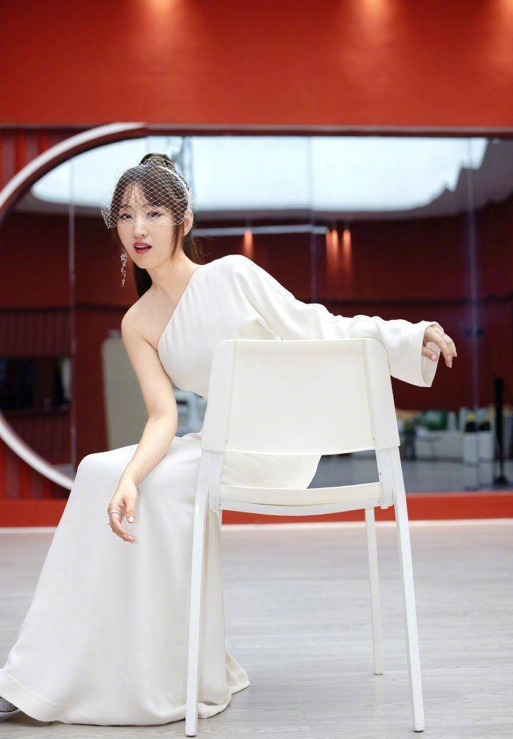 50岁杨钰莹会扮美,"白加黑"穿出甜美风,大婶年纪也有少女感_风格_黑色