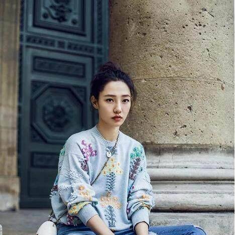 白百合身着chanel现身机场,与儿子告别依依不舍似姐弟