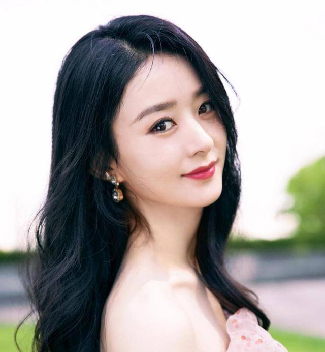 复出就被群嘲,赵丽颖"筷子炒菜"被批后现身,低头遮面难掩失落_网友