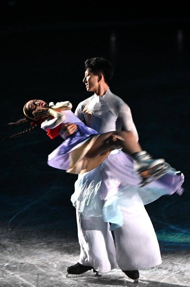 热烈祝贺张丹,张昊携手的冰上舞剧《踏冰逐梦》公演成功!