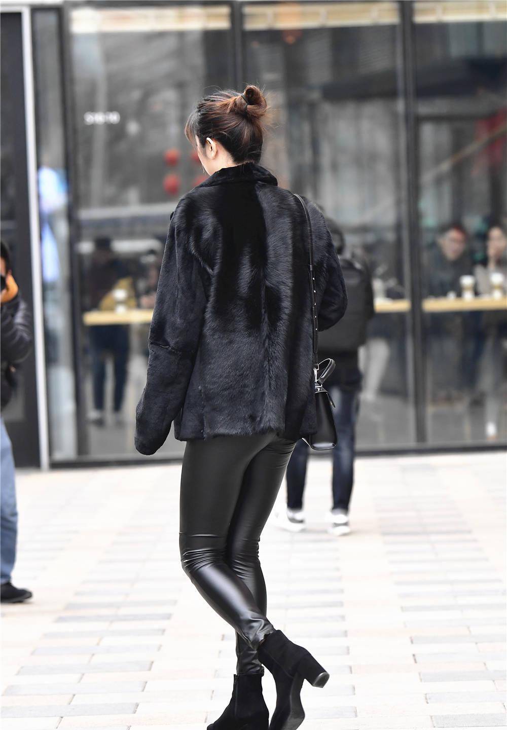 夏天逛街的姑娘,选择修身皮裤搭配,展现自信的一面_黑色_风格_款式