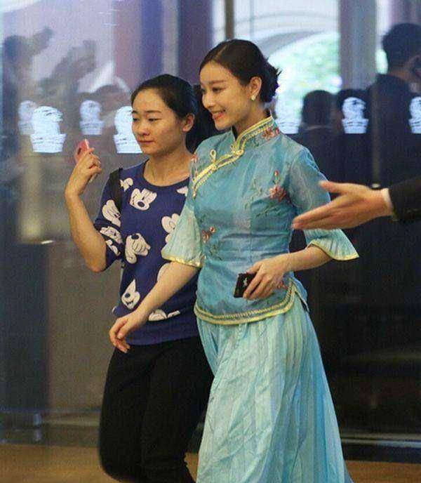 先来看被大家吐槽的angelababy的婚礼,伴娘非常美,但是伴娘服确实很