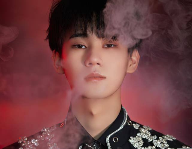 已经不忘给粉丝们送去惊喜,最近张真源学校的高考宣传片也正式上线了