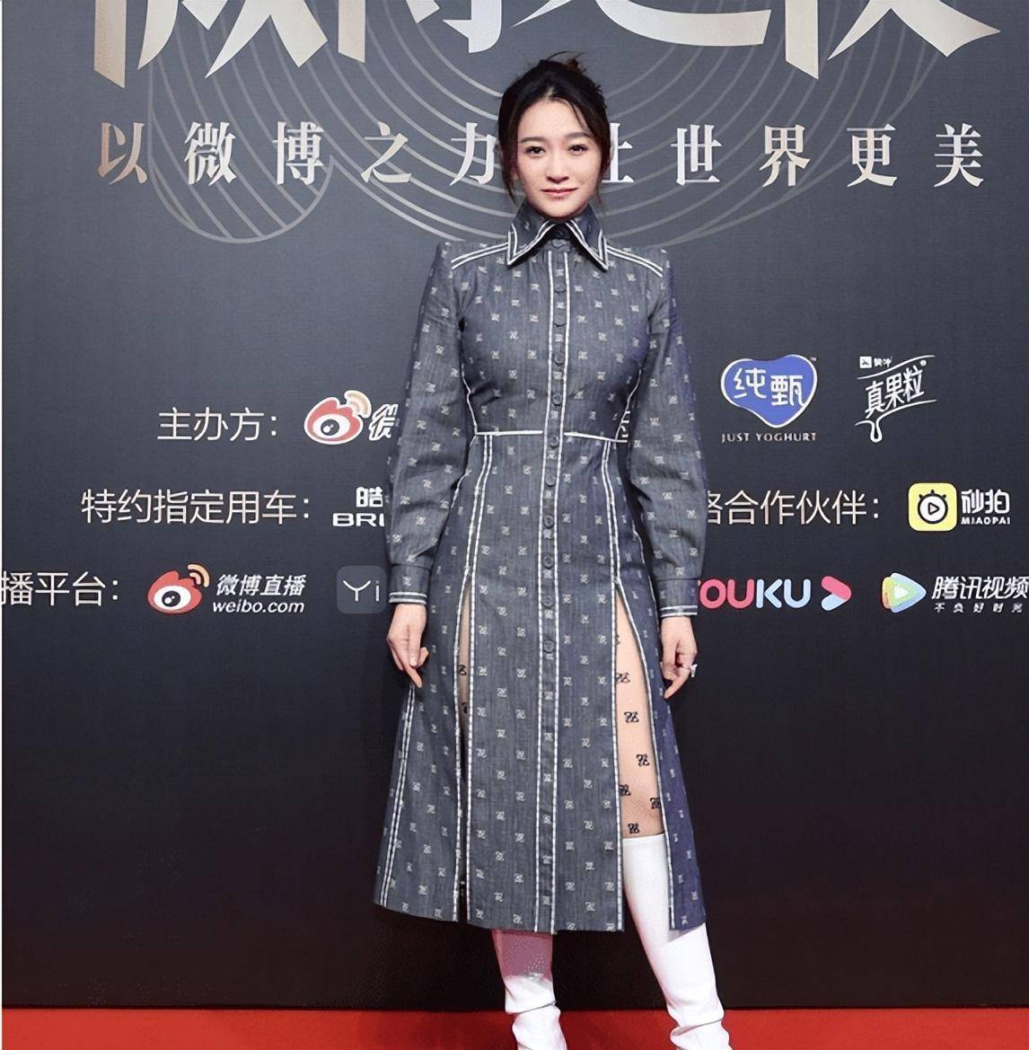 论自嗨,只有李小冉,肉色字母丝袜和时髦衣服变阿姨了!_时尚_气质_女孩