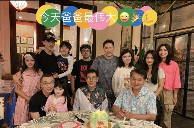 吴尊晒全家福庆父亲节,儿女准备爱心早餐,自称是最幸福的爸爸_neinei