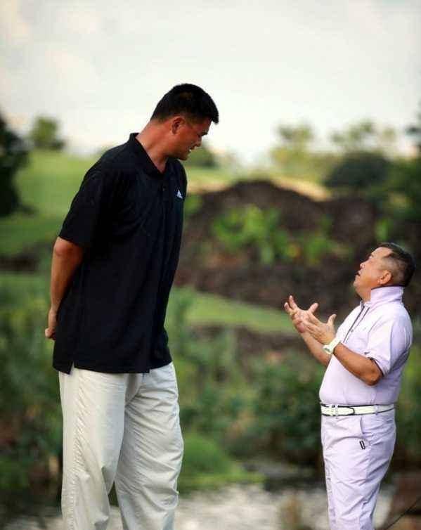 成龙大哥就想搂着姚明的肩膀合个影.