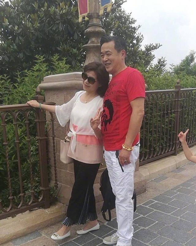江疏影亮相迪士尼乐园,秒变青春美少女!_父母_米妮_休闲