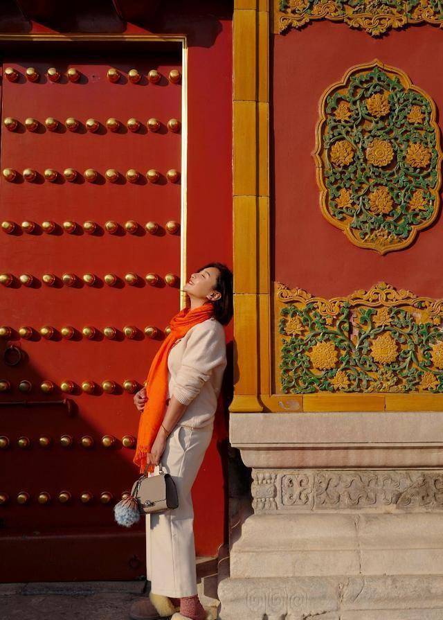 何雯娜挺孕肚逛故宫,穿拖鞋不怕冻脚跟,贪吃山楂被粉丝好心提醒_显得