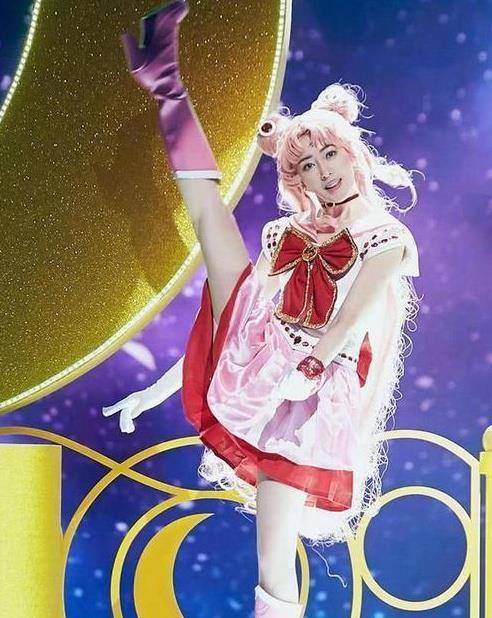 张馨予的cosplay,意外的显得年纪小了不少,很可爱,但是发型和护额