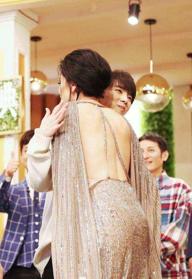 跟王凯杨洋成龙比起来,华晨宇的绅士手已经到达了一种病态_异性_什么